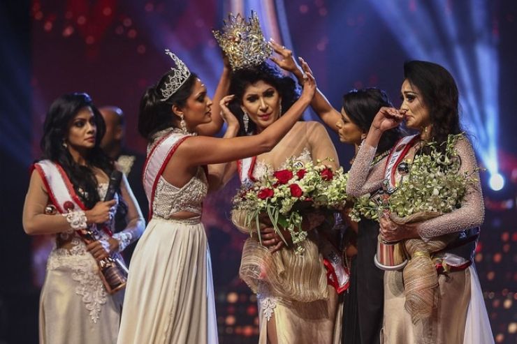 Izbor za Miss Šrilanke: aretirali napadalko in Miss sveta.