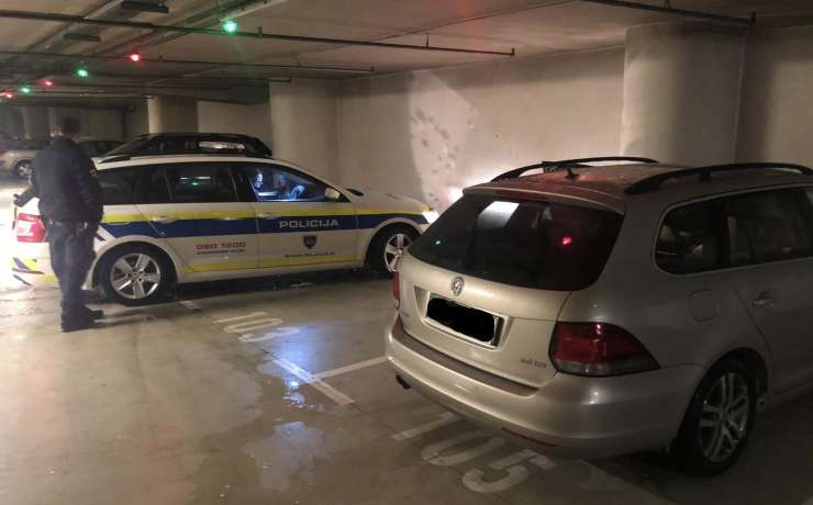 Živimo v policijski državi? Državljan pokazal sredinec parlamentu, policisti naj bi mu sledili v garažo in zagrozili: "Hodite po tankem ledu!"
