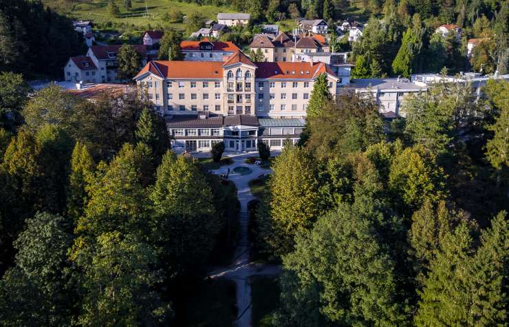 Zajčja mrzlica na Sorškem polju: na Kliniki Golnik več pacientov s hudo obliko pljučnice