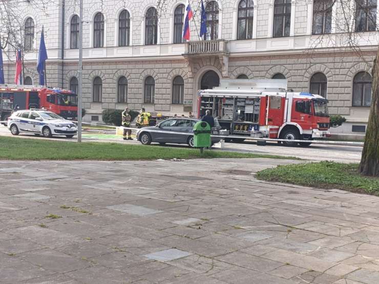 Preplah pri Pahorju: policisti in gasilci v predsedniški palači, Jelinčič pa opazuje in komentira (FOTO)