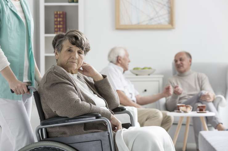 Ljudje se razburjajo: morajo varovanci domov za starejše res plačevati RTV naročnino?