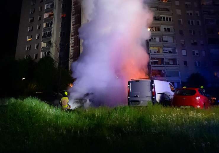 Ogenj v Mostah! Pred stanovanjskim blokom zagorelo kar sedem vozil (FOTO)