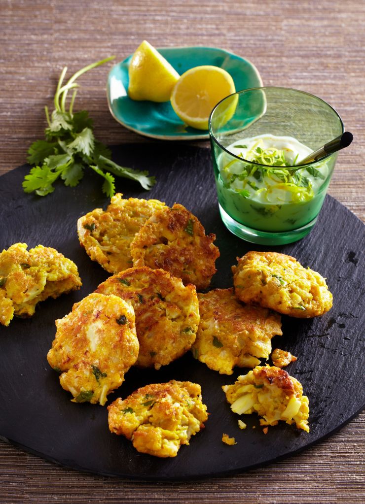 Cvetačne karijeve palačinke z limonovo omako.