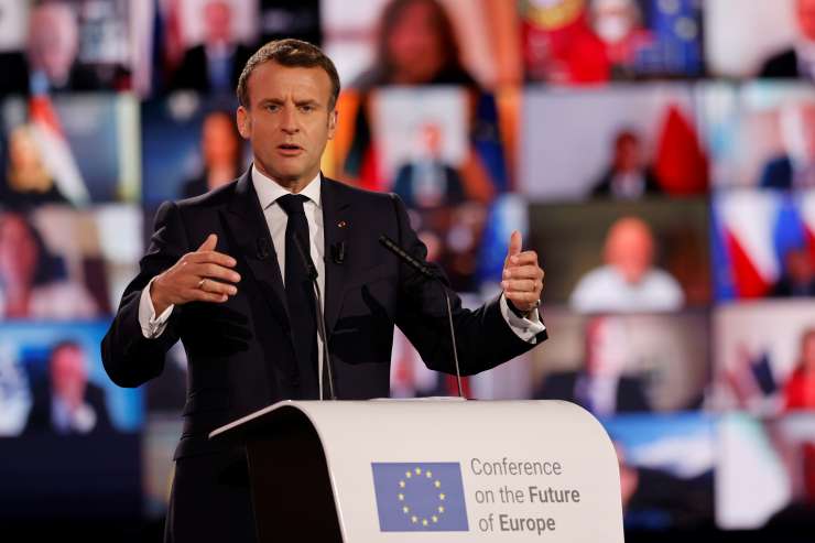 Macron je zagrozil z zaostritvami in skoraj milijon Francozov se je prijavil na cepljenje