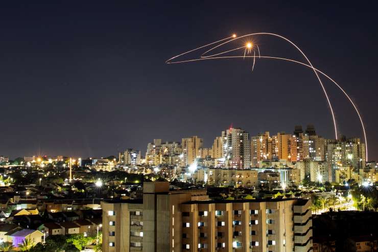 Hamas nad Izrael poslal zažigalne balone, Izrael odgovoril z bombardiranjem Gaze
