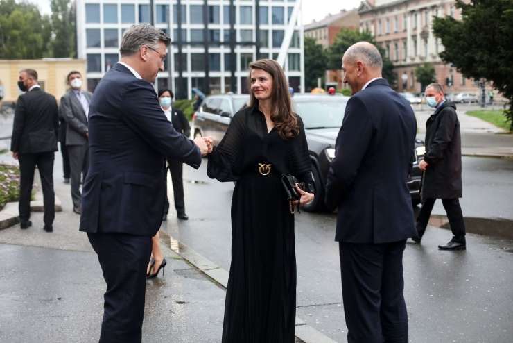 Elegantna Urška v dolgi črni obleki: Janša je ženo peljal v opero v Zagreb (FOTO)