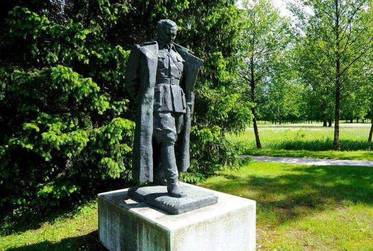 Nova atrakcija v Parku vojaške zgodovine v Pivki - socialistični "Jurski park"