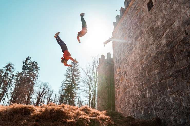 Poglejte to norost slovenskih "hudičev": skok v neznano z grajskega obzidja (VIDEO)