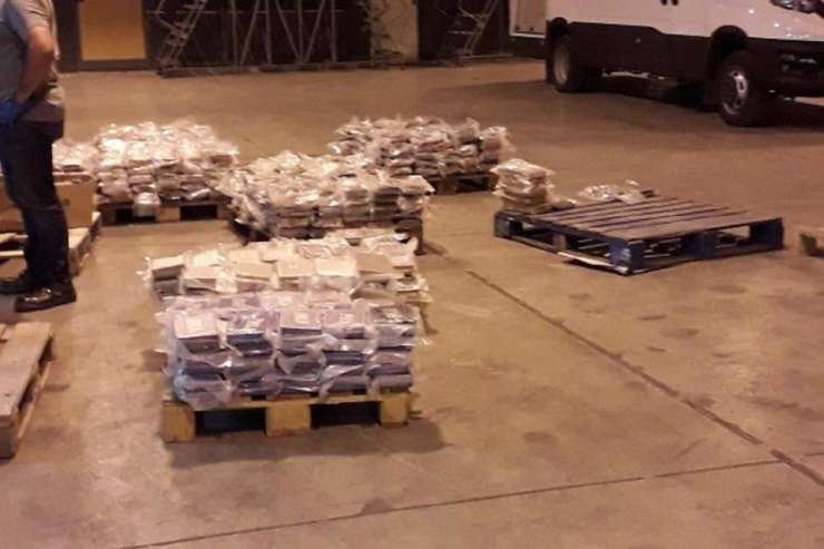 Slovenska narko scena v šoku: zaseženih kar 740 kilogramov kokaina, skritega v kontejnerju banan! (FOTO)