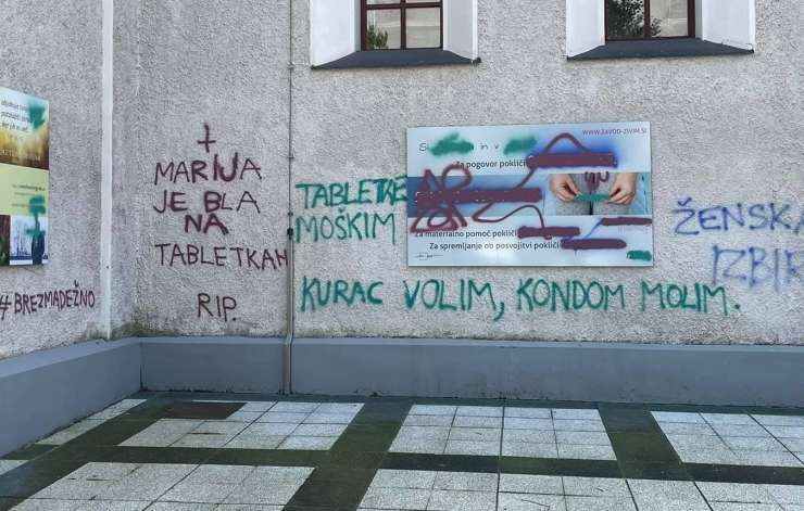 Vulgaren mazaški napad na cerkev Sv. Jožefa v Ljubljani: z grafiti počečkana fasada in plakati (FOTO)