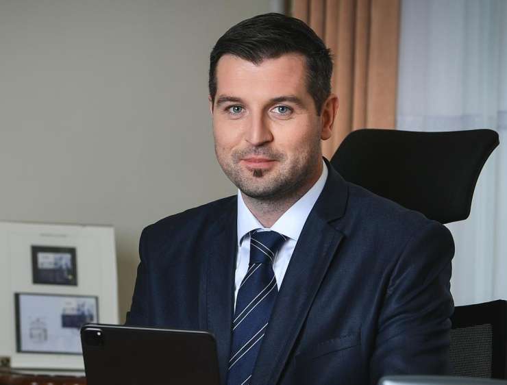 Pritiski politike na nadzornike Pošte Slovenije glede imenovanja novega generalnega direktorja