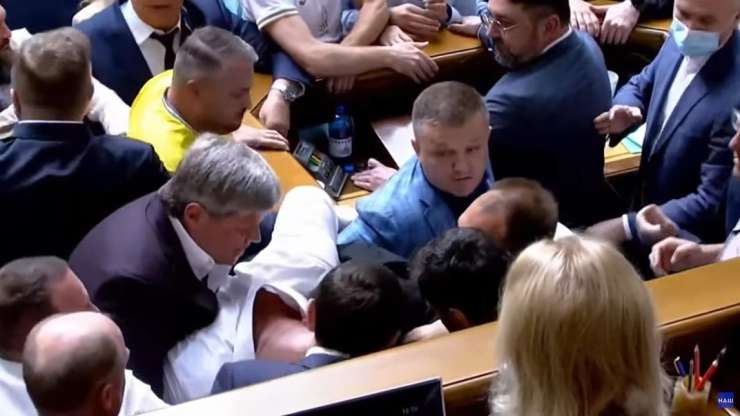 Ukrajinski poslanci so se spet stepli (VIDEO)