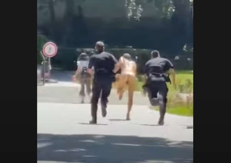 Neverjeten prizor sredi Splita: poglejte, kako sta policista po mestu lovila nagca (VIDEO)