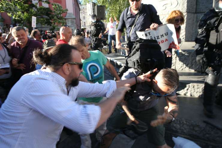 Ravs na Prešernovem trgu: prerivanje protestnikov in rumenih jopičev, posredovala je policija (FOTO)