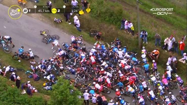 Brezobzirna navijačica na Touru zrušila trumo kolesarjev, med žrtvami tudi Pogačar in Roglič (VIDEO)