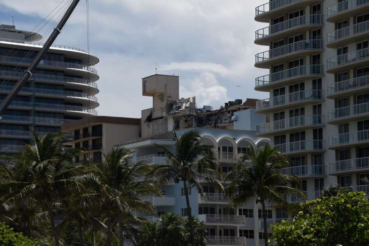 Uradno že 86 smrtnih žrtev porušenja stavbe v Miamiju