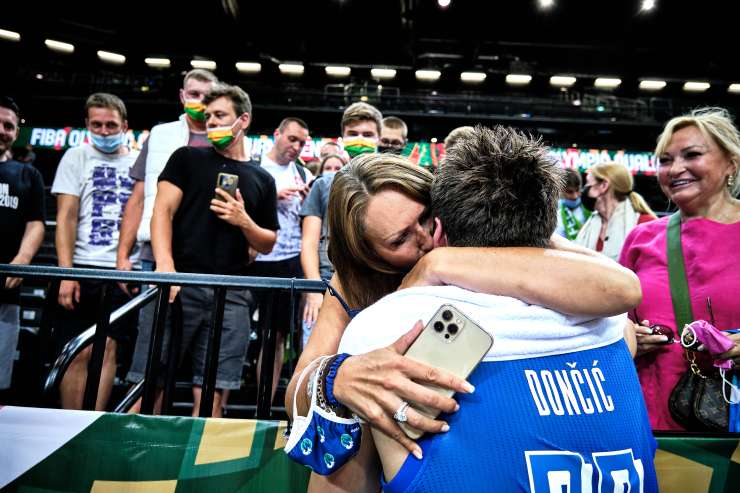 Poglejte, koga je najprej tekel objet Luka Dončić, ves čustven po veliki zmagi (FOTO)