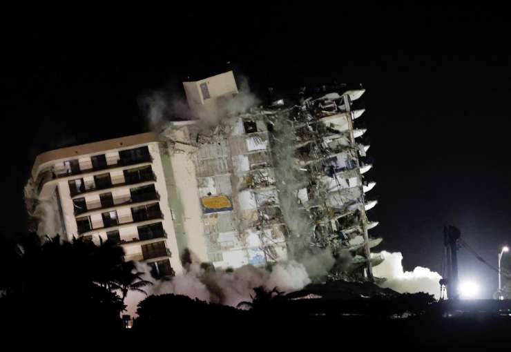 V Miamiju porušili preostanek porušene stavbe: pogrešanih še 121 ljudi