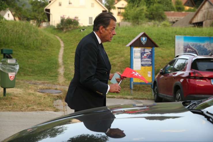 Ceremonija v gorenjski cerkvi: zakaj se je avstrijski knez s črnim maseratijem pripeljal v vasico Adergas