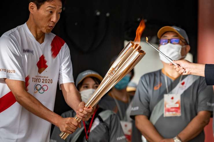 Pogrebno vzdušje ob prihodu olimpijske plemenice v Tokio