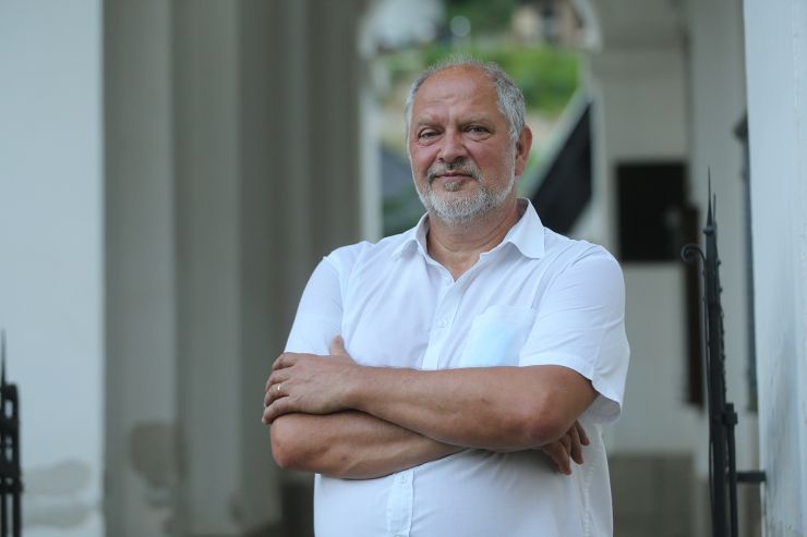 Kako je malteški vitez Andrej Šter zvito prestregel Reporterjevo novinarko: »Odkar ne pobijamo več brezvercev, se ukvarjamo s humanitarnostjo« - Vimarsana News