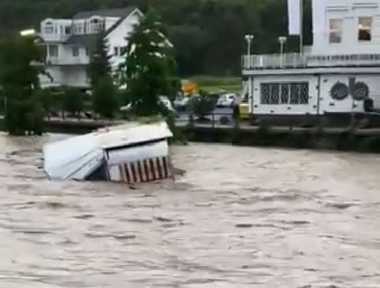 Neverjetni prizori iz Nemčije: narasla reka odnašala avtomobilsko prikolico, nato se je zgodilo to (VIDEO)