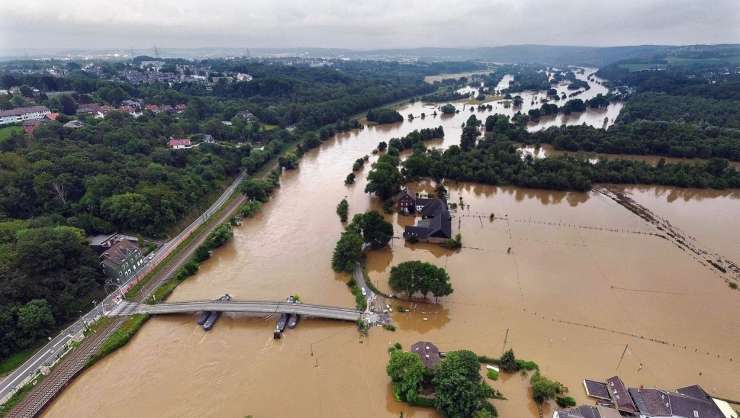 V grozljivih poplavah v Nemčiji in Belgiji umrlo že skoraj 160 ljudi, številne še pogrešajo