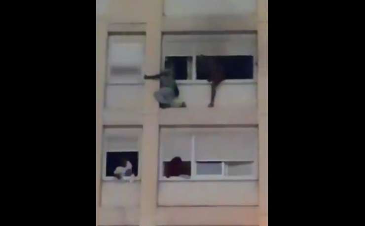 Grozljivka: ljudje so panično skakali iz goreče stavbe (VIDEO)