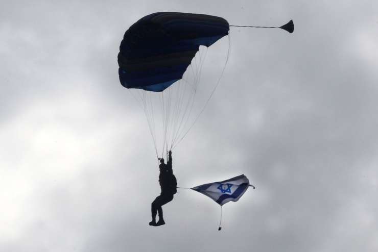 Poglejte, kako so nad Metliko skočili izraelski padalci - na tleh jih je pričakal Pahor (FOTO)