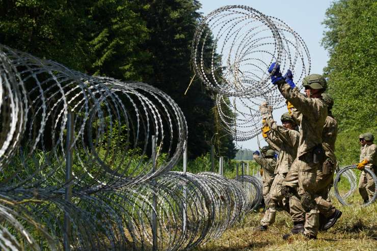 Poljska bo na meji z Belorusijo zgradila 2,5 metra visoko ograjo za ustavljanje migrantov