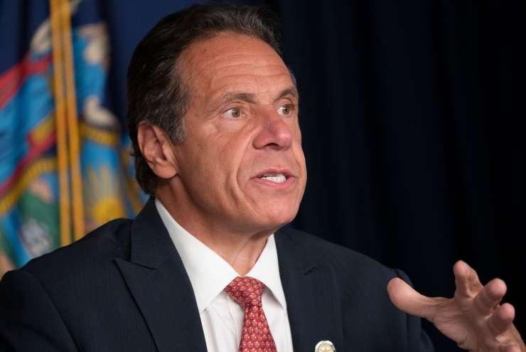 Osramočeni demokratski guverner New Yorka odstopa zaradi obtožb o nadlegovanju žensk
