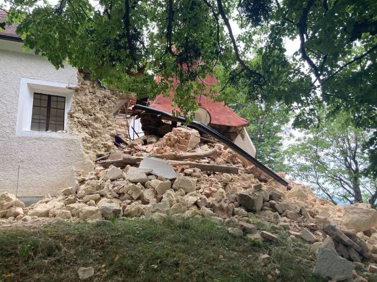 Pri Brežicah se je zrušila v potresu močno poškodovana cerkev sv. Jakoba (FOTO)