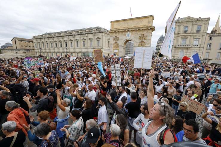 Četrt milijona Francozov protestiralo zaradi vladnih ukrepov proti covidu-19
