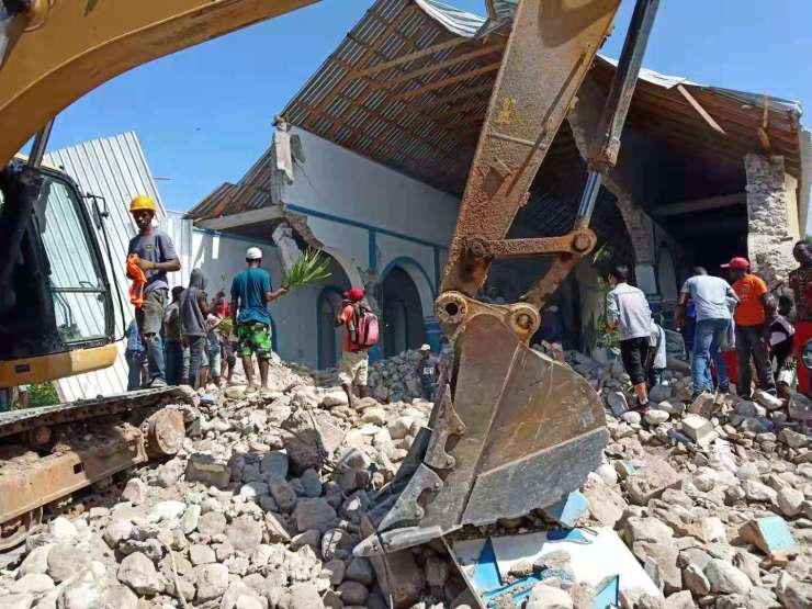 Na Haitiju preštevajo žrtve potresa: že več kot 2000 mrtvih