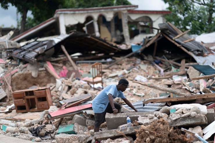 Na Haitiju že več kot 1900 žrtev potresa