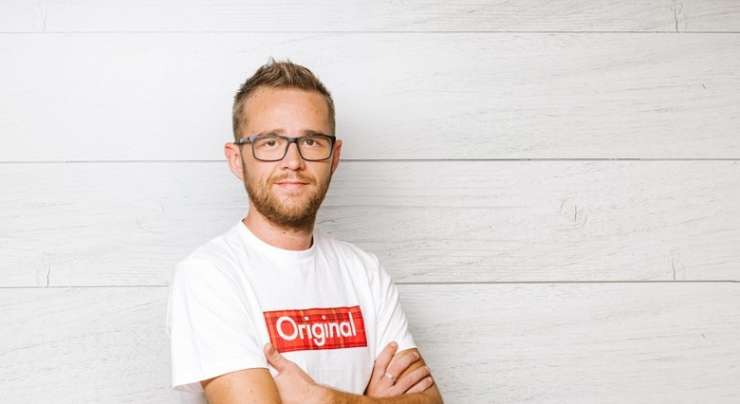 Letošnjo Kmetijo sta kot prva zapustila Dominik Visočnik in Nika Bečlić, eden izmed zaljubljenih parčkov letošnjega šova. Dominik po diskvalifikaciji, saj se ni držal pravil in ni želel spati v kajži. Nika pa se je zaradi njegovega odhoda odločila za prostovoljen odhod.