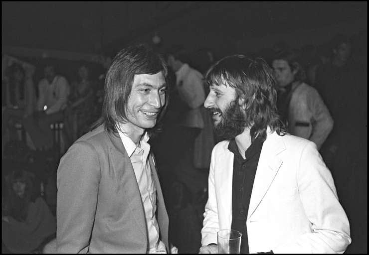 Glasbene legende se klanjajo Charlieju Wattsu: Mick Jagger, Paul McCartney, Elton John se poslavljajo ob bobnarja
