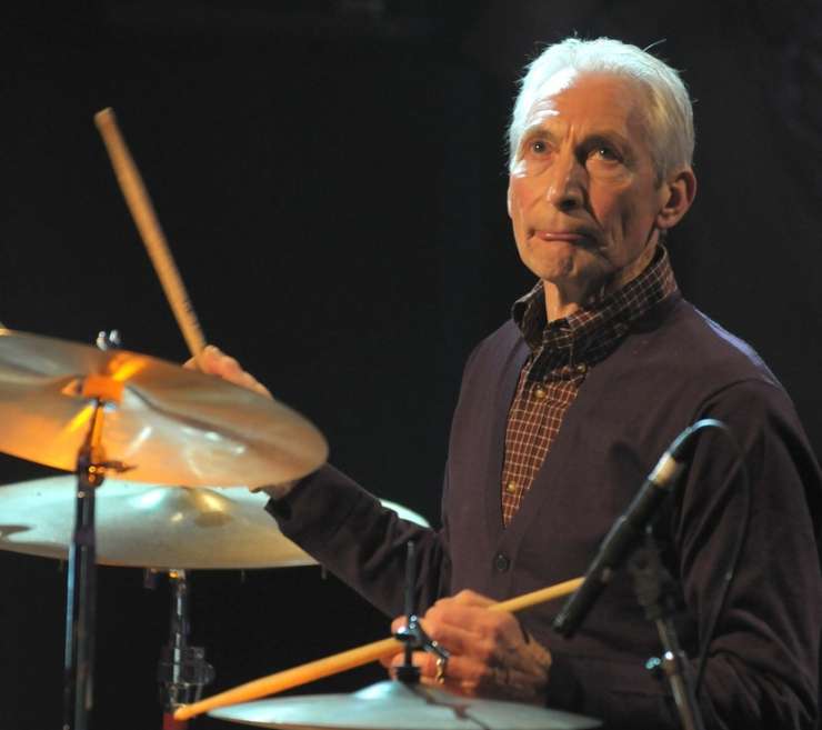Umrl je Charlie Watts, dolgoletni bobnar Rolling Stonesov