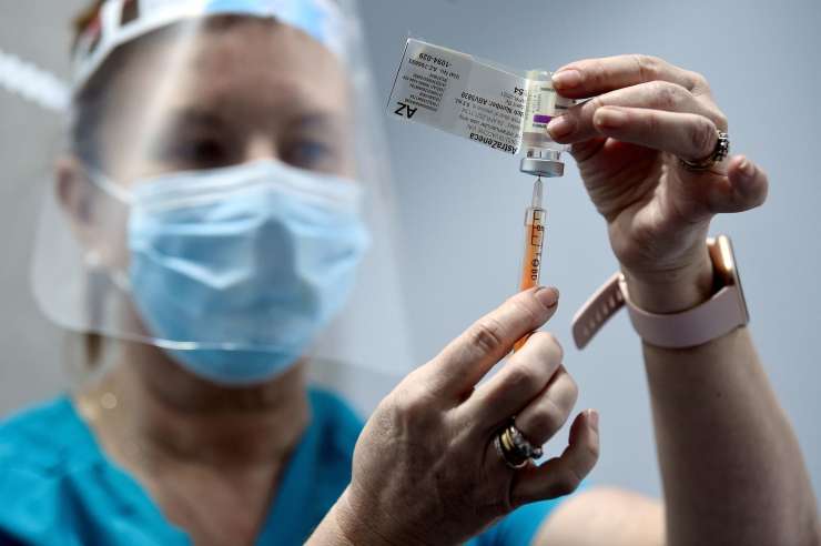 Avstrijski parlament z veliko večino podprl obvezno cepljenje proti covidu-19