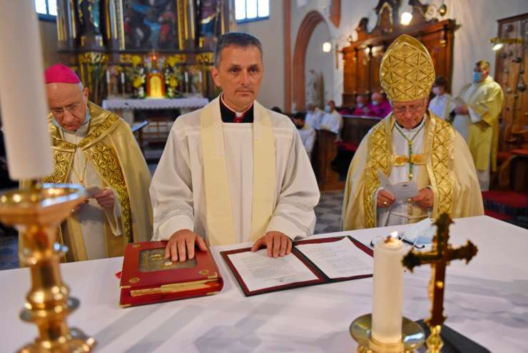 Novi novomeški škof Andrej Saje bo posvečen v Mirni Peči