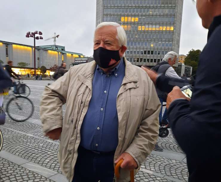 Milan Kučan prišel na protest, na katerem so razkrili kazensko ovadbo Janše (FOTO)