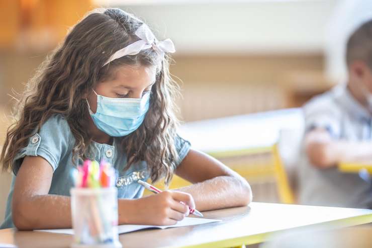 Prismojeni starši od pediatrinje zahtevajo potrdilo, da maske škodijo otrokom