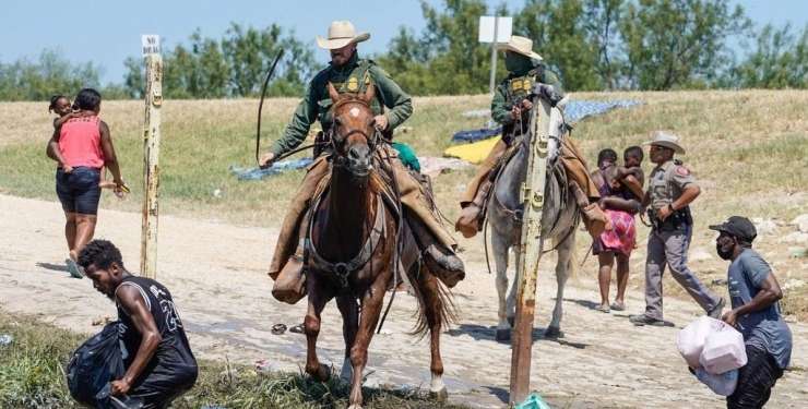 Sramota: v Teksasu migrante s Haitija na konjih in z biči zganjajo skupaj (VIDEO)