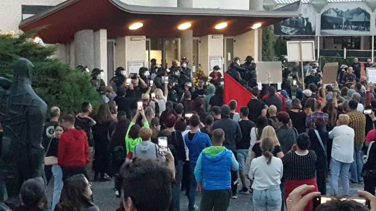 "Lopovi!" je odmevalo v Trbovljah ob  obisku Janše; protestniki skušali vdreti v dvorano (FOTO)