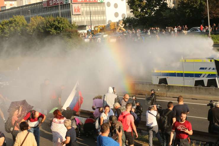 Policija z vodnim topom in solzivcem razgnala protestnike na severni ljubljanski obvoznici (FOTO)