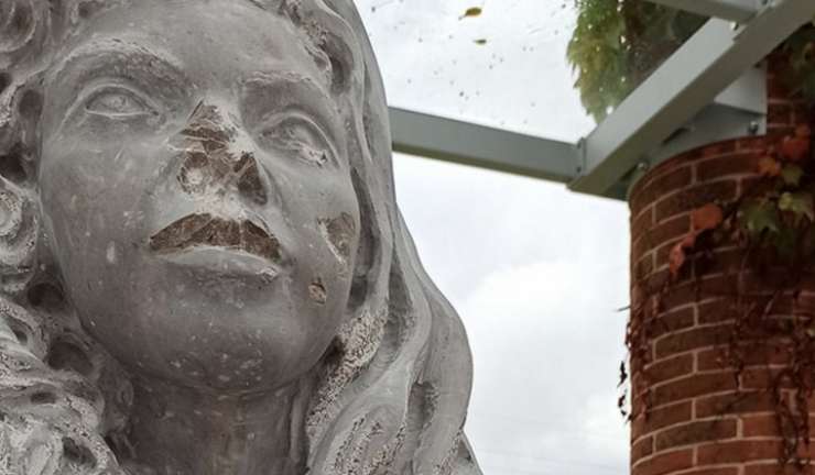 Poglejte, kako so vandali oskrunili kip Marije v Podutiku (FOTO)