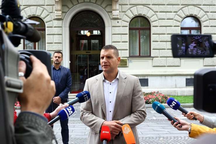 Stevanović jo je brez maske in PCT prikorakal k Pahorju, nato je napovedal "upor ljudstva" (FOTO)
