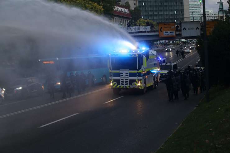 V Ljubljani je bilo vroče: policija prijela Zlatka, protestnike po mestu preganjali z vodnim topom in solzivcem (FOTO in VIDEO)