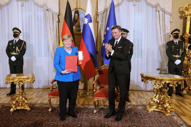 Pahor odlikoval nemško kanclerko Angelo Merkel (FOTO)