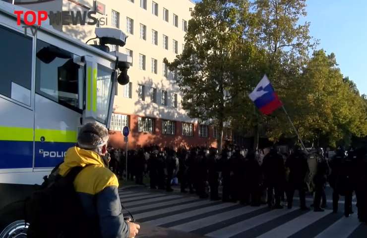 Policija v Ljubljani ustavila protestnike, nekaj aretacij, vodni top v pripravljenosti (FOTO)